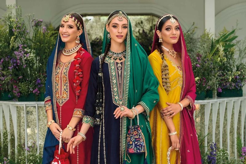 How to style traditional outfits for modern pakistani parties 