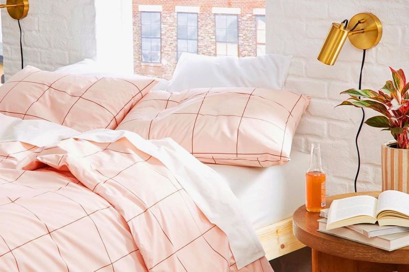 7 best bedsheet fabrics for a deep and restful sleep