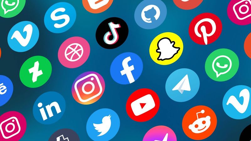 Social media icons showcasing engagement in social media marketing projects via artificial intelligence